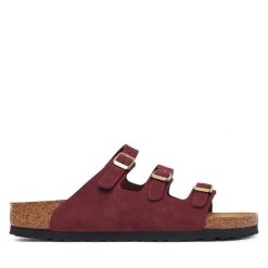 Klapki Birkenstock. Czerwone klapki damskie Birkenstock, bez wzorów, bez obcasa. Za 584.99 zł.