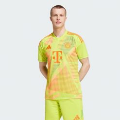 Koszulka FC Bayern 24/25 Goalkeeper. Żółte t-shirty sportowe męskie Adidas, l, z materiału, bez ramiączek, do piłki nożnej. Za 336.20 zł.