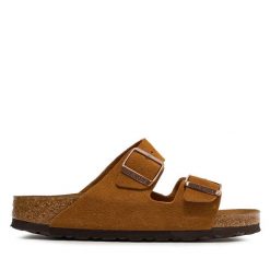 Klapki Birkenstock. Brązowe klapki damskie Birkenstock, bez wzorów, bez obcasa. Za 539.99 zł.