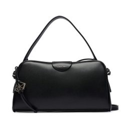 Torebka Calvin Klein. Czarne torebki klasyczne damskie CALVIN KLEIN, bez wzorów, bez dodatków. Za 489.99 zł.