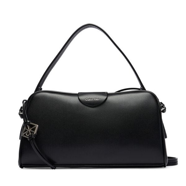 Torebka Calvin Klein. Czarne torebki klasyczne damskie CALVIN KLEIN, bez wzorów, bez dodatków. Za 440.99 zł.