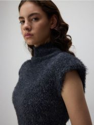 Kamizelka z golfem - ciemnoszary. Szare kamizelki damskie Reserved, l, z dzianiny. W wyprzedaży za 99.99 zł.