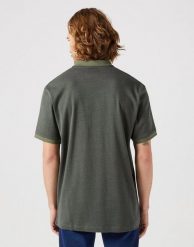 MĘSKA KOSZULKA POLO POLÓWKA WRANGLER POLO SHIRT DUSTY OLIVE 112350410 W709013993. Zielone koszulki polo męskie Wrangler, m, bez wzorów, bez ramiączek. Za 89.99 zł.