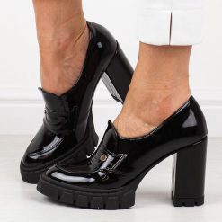 Czarne lakierowane Polskie mokasyny damskie na słupku, loafersy Deoni. Czarne mokasyny damskie Deoni, z lakierowanej skóry. Za 299.00 zł.