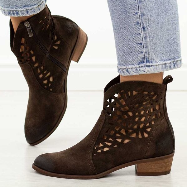 Czekoladowe skórzane Polskie botki damskie ażurowe na obcasie Deoni D398. Brązowe botki damskie Deoni, na jesień, z jeansu, boho, bez obcasa, na obcasie, bez zapięcia. Za 519.00 zł.