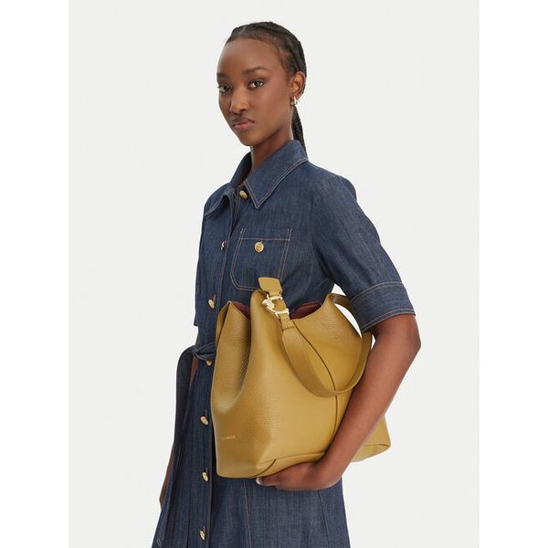 Torebka Coccinelle. Zielone torebki klasyczne damskie Coccinelle, bez wzorów, bez dodatków. Za 1,299.99 zł.