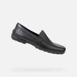 Buty żeglarskie Geox Moner. Czarne buty wizytowe męskie Geox, z gumy, bez zapięcia. Za 596.00 zł.