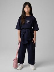 4F T-shirt loose z nadrukiem dziewczęcy - granatowy 134/140 (8-10 lat). Niebieskie koszulki dziewczęce 4f, bez wzorów, z bawełny, bez ramiączek. Za 49.99 zł.