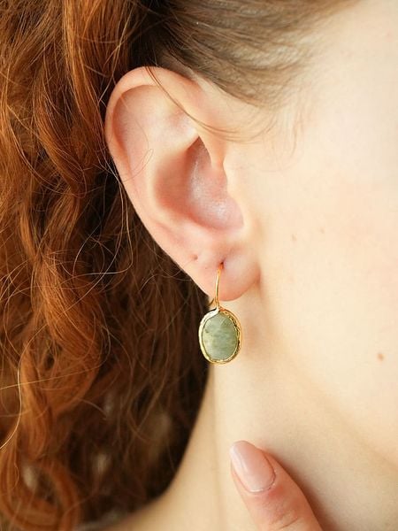 L'Atelier de Gaia Pozłacane kolczyki z akwamarynami rozmiar: onesize. Zielone kolczyki damskie L'Atelier de Gaia, z akwamarynem, pozłacane, z zapięciem typu bigiel. Za 69.58 zł.