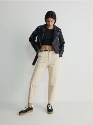 Spodnie chino z paskiem - beżowy. Brązowe spodnie materiałowe damskie Reserved, bez wzorów, z bawełny. W wyprzedaży za 29.99 zł.