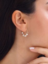 Luja Bijoux Pozłacane kolczyki-kreole z masą perłową rozmiar: onesize. Białe kolczyki damskie Luja Bijoux, z perłą, pozłacane, z zapięciem typu bigiel. Za 61.46 zł.