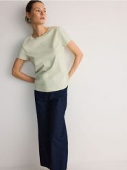 T-shirt z nadrukiem - jasnozielony. Zielone t-shirty damskie Reserved, l, bez wzorów, z bawełny, bez kołnierzyka. W wyprzedaży za 19.99 zł.