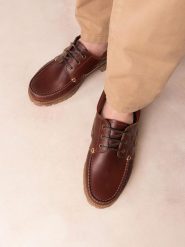 Buty żeglarskie TBS Raynold. Brązowe buty wizytowe męskie Tbs, na lato, z materiału, bez zapięcia. Za 522.00 zł.