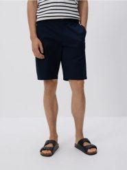 Szorty chino regular fit - granatowy. Niebieskie szorty męskie Reserved, z bawełny, bez kołnierzyka. Za 119.99 zł.