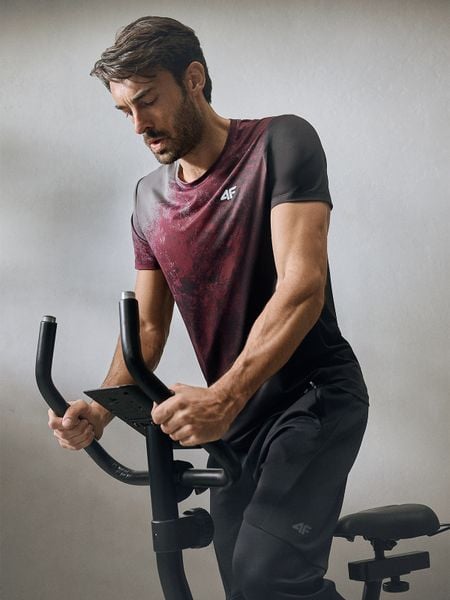 4F Koszulka treningowa regular szybkoschnąca męska - burgundowy M. Czerwone t-shirty sportowe męskie 4f, m, ze skóry, bez ramiączek, na fitness i siłownię. Za 139.99 zł.