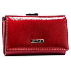 Duży, czerwony portfel damski ze skóry naturalnej na bigiel i zatrzask - 4U Cavaldi. Czerwone portfele damskie 4U Cavaldi, bez wzorów, ze skóry. Za 79.99 zł.