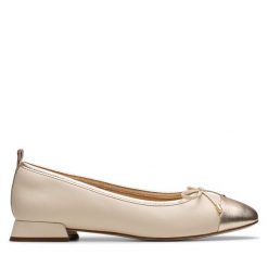 Baleriny Clarks. Brązowe baleriny damskie Clarks, bez wzorów, bez obcasa. Za 299.99 zł.