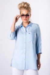 Elegancka klasyczna błękitna zapinana koszula PLUS SIZE XXL. Niebieskie koszule damskie Nasi partnerzy, plus size, bez wzorów, z poliesteru, eleganckie, bez kołnierzyka, plus size, bez ramiączek. Za 199.90 zł.