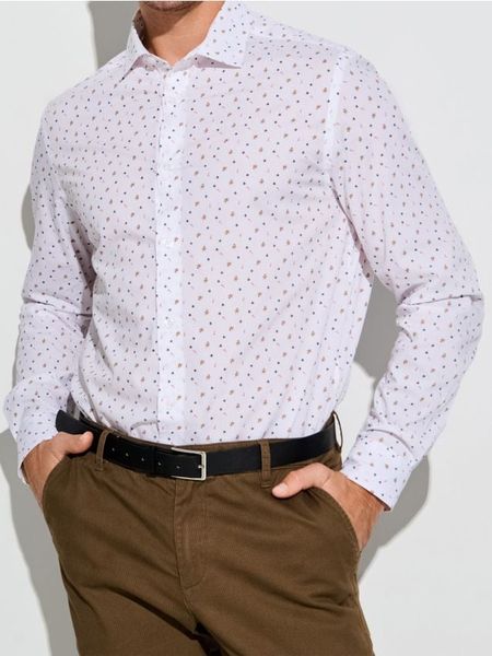 Koszula ze wzorem świątecznym - biały. Białe koszule męskie Sinsay, l, bez wzorów, bez kołnierzyka, bez ramiączek. W wyprzedaży za 24.99 zł.