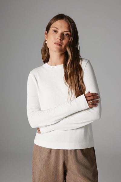 BLUZKA REYA ECRU S - Flawless. Bluzki damskie Flawless, s, bez wzorów, z wiskozy, bez kołnierzyka, bez ramiączek. Za 259.00 zł.