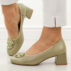 Oliwkowe ażurowe czółenka damskie na obcasie M.Daszyński Sa281-5. Zielone czółenka damskie M.Daszyński, z aplikacjami, z materiału, z okrągłym noskiem, bez obcasa, na obcasie. Za 189.00 zł.