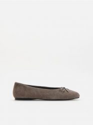 Zamszowe baleriny z kokardkami - szary. Szare baleriny damskie Reserved, bez wzorów, z zamszu, bez obcasa. Za 159.99 zł.