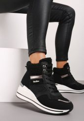 Czarne Botki na Koturnie w Streetwearowym Stylu Ozdobione Futerkiem Arabelline. Czarne botki damskie Renee, z futra, eleganckie, bez obcasa, na koturnie, bez zapięcia. Za 109.99 zł.