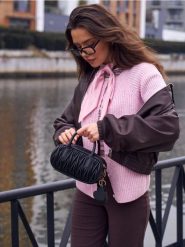 Mała strukturalna torebka crossbody - czarny. Czarne torebki klasyczne damskie Sinsay, bez wzorów, małe, bez dodatków. Za 49.99 zł.