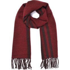SZALIK MĘSKI. Czerwone szaliki męskie TOP SECRET, na jesień, bez wzorów, z dzianiny. W wyprzedaży za 14.99 zł.