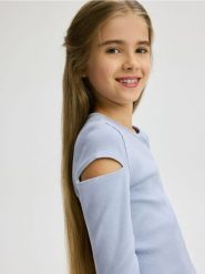 Koszulka z wycięciami na rękawach - jasnoniebieski. Niebieskie koszulki dziewczęce Reserved, bez wzorów, z bawełny, bez ramiączek. W wyprzedaży za 29.99 zł.