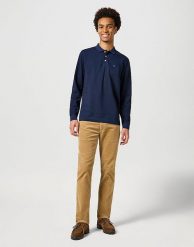 MĘSKIE SPODNIE SZTRUKSOWE WRANGLER GREENSBORO TIGERS EYE 11235740. Spodnie materiałowe męskie Wrangler, bez wzorów, ze sztruksu. Za 219.99 zł.
