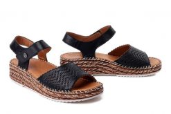 MANITU 910330-01 schwarz, sandały damskie. Czarne sandały damskie Manitu, bez wzorów, ze skóry, bez obcasa, na koturnie. Za 229.42 zł.