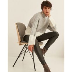 NOWOCZESNY SWETER DAMSKI, DWUKOLOROWY. Szare golfy damskie TOP SECRET, bez wzorów, z dzianiny, bez ramiączek. W wyprzedaży za 59.99 zł.