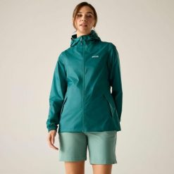 Kurtka trekkingowa damska Pack It Jacket III kieszonkowa przeciwdeszczowa. Niebieskie kurtki przeciwdeszczowe damskie Regatta, bez kaptura. Za 149.99 zł.