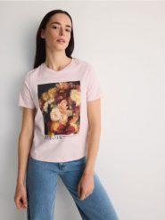 T-shirt z nadrukiem - pastelowy róż. Czerwone t-shirty damskie Reserved, l, bez wzorów, z bawełny, bez kołnierzyka. W wyprzedaży za 35.99 zł.
