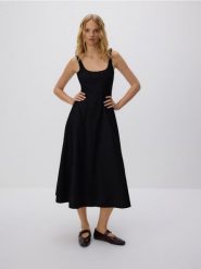 Sukienka midi - czarny. Czarne sukienki damskie Reserved, l, bez wzorów, z tkaniny, bez kołnierzyka, bez ramiączek, midi, rozkloszowane. W wyprzedaży za 59.99 zł.