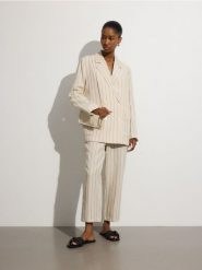 Spodnie w prążek z lyocellem i lnem - wielobarwny. Spodnie materiałowe damskie Reserved, bez wzorów, z lyocellu. W wyprzedaży za 55.99 zł.