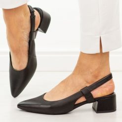 Czarne skórzane czółenka damskie T.Sokolski 536. Czarne czółenka damskie Sokolski, bez wzorów, ze skóry, bez obcasa, na obcasie. W wyprzedaży za 245.52 zł.