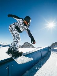 4F Spodnie snowboardowe membrana 15000 męskie - czarno-białe XL. Białe spodnie materiałowe męskie 4f, bez wzorów, z materiału. Za 599.99 zł.