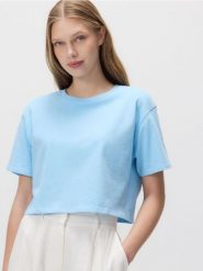 Krótki t-shirt z nadrukiem - niebieski. Niebieskie t-shirty damskie Reserved, l, bez wzorów, z bawełny, bez kołnierzyka. W wyprzedaży za 22.99 zł.
