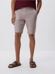 Szorty carrot fit - mahoniowy. Brązowe szorty męskie Reserved, z bawełny, bez kołnierzyka. Za 119.99 zł.