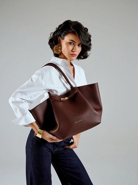 Vince Camuto Shopper bag "Prato" w kolorze brązowym - 52 x 27 x 13 cm rozmiar: onesize. Brązowe shopper bag damskie Vince Camuto, bez wzorów, z materiału, na ramię, bez dodatków. Za 122.96 zł.