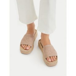 Klapki Calvin Klein. Brązowe klapki damskie CALVIN KLEIN, bez wzorów, bez obcasa. Za 258.99 zł.