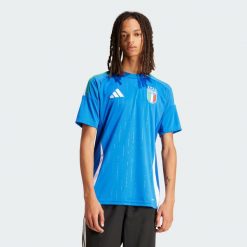 Koszulka Italy 24 Home. Niebieskie t-shirty sportowe męskie Adidas, xs, z materiału, bez ramiączek, do piłki nożnej. W wyprzedaży za 224.50 zł.