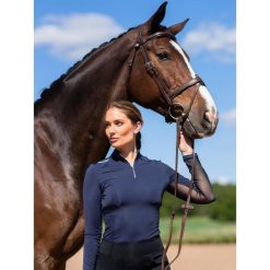 Damska koszulka do jazdy konnej Equestrian Stockholm Air Breeze. Niebieskie t-shirty damskie EQUESTRIAN STOCKHOLM, bez wzorów, bez kołnierzyka. Za 371.50 zł.