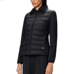 Kurtka RAINS SAFI FLEECE HYBRID CURVE JAC Czarny. Czarne kurtki damskie Rains, bez wzorów, z tkaniny, bez kaptura. Za 826.88 zł.