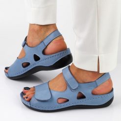 Niebieskie skórzane sandały damskie T.Sokolski 158. Niebieskie sandały damskie Sokolski, bez wzorów, ze skóry, bez obcasa, na koturnie. Za 239.00 zł.