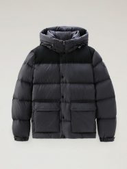 Woolrich Kurtka puchowa "Sierra" w kolorze czarnym rozmiar: XL. Czarne kurtki męskie Woolrich, na zimę, xl, bez wzorów, z puchu, bez kaptura. Za 1,740.56 zł.