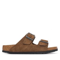 Klapki Birkenstock. Brązowe klapki damskie Birkenstock, bez wzorów, bez obcasa. Za 549.99 zł.