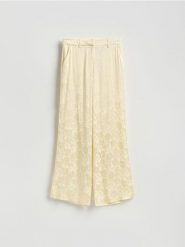 Wzorzyste spodnie z wiskozy - jasnożółty. Żółte spodnie materiałowe damskie Reserved, bez wzorów, z wiskozy. Za 219.99 zł.